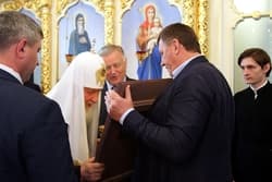 Дарение иконы с образами св. Андрея первозванного и св. князя Владимира Святейшему Патриарху.