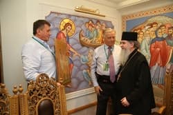 Дарение иконы Трех Святителей игумену Мефодию, директору православного культурно-просветительского центра Свет Валаама