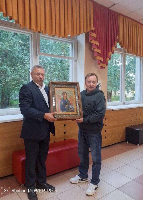 Заместитель руководителя Иконописной мастерской во имя преподобного Алипия Печерского Андрей Владимирович Зуйков вручает икону Ангела Хранителя главе Калязинского района Константину Геннадьевичу Ильину. Калязин, сентябрь 2026 года.